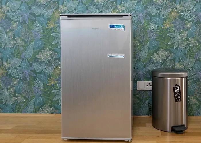 Private Room With Ac- Microwave, Personal Fridge & Metro Access - 7 Min To Center