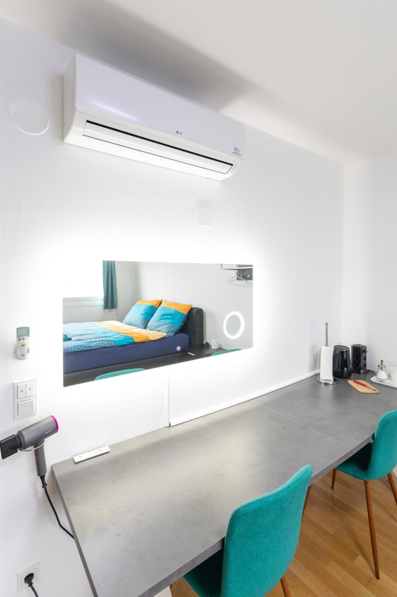 Private With Ac- Microwave, Personal Fridge & Metro Access - 7 Min To Center Homestay Vienna