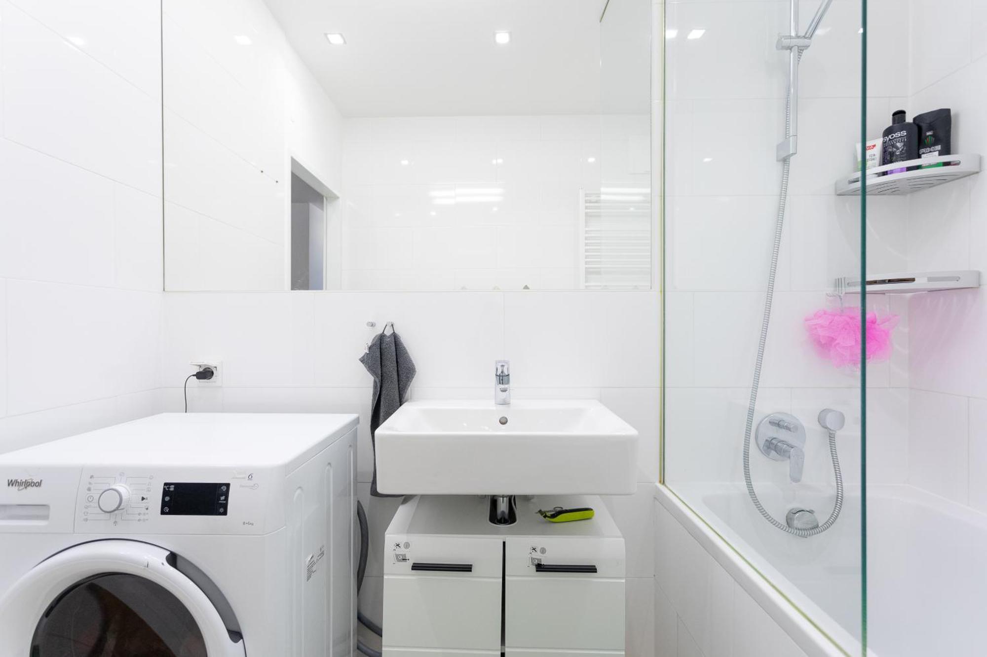 Homestay Private With Ac- Microwave, Personal Fridge & Metro Access - 7 Min To Center *