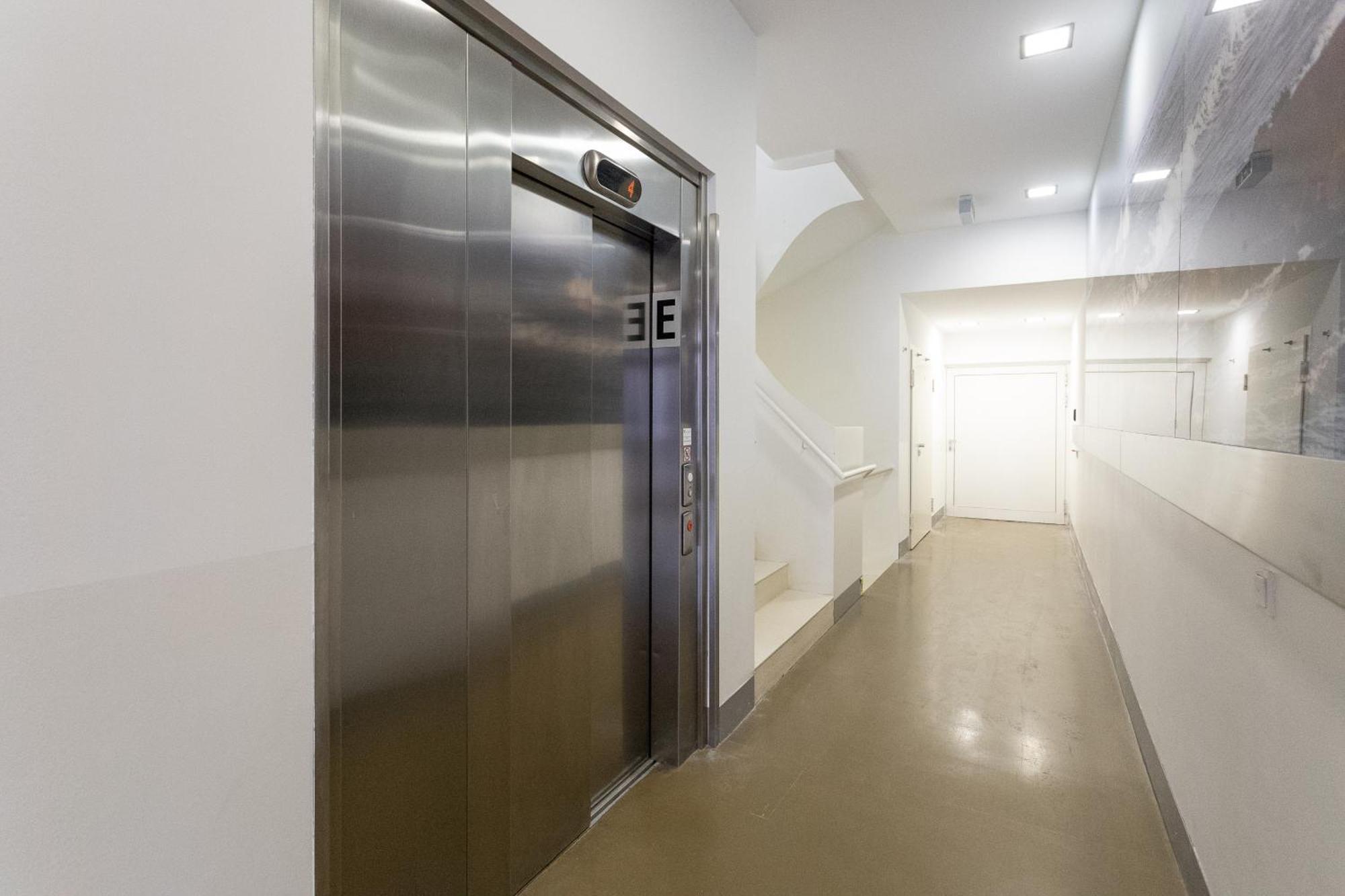 Private With Ac- Microwave, Personal Fridge & Metro Access - 7 Min To Center Homestay
