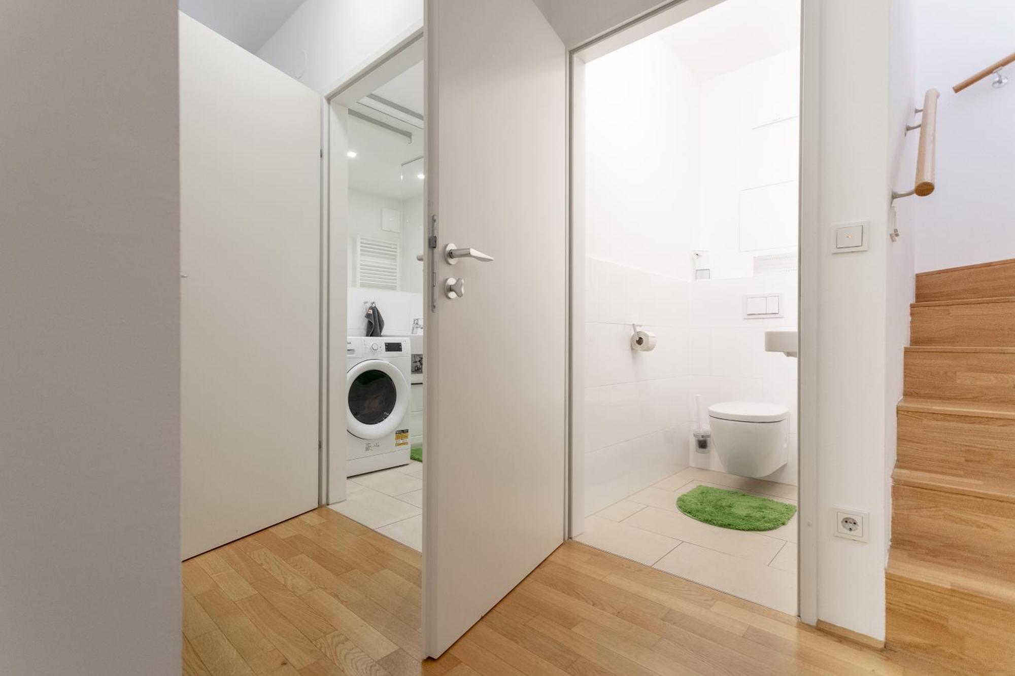 Private With Ac- Microwave, Personal Fridge & Metro Access - 7 Min To Center Homestay Vienna