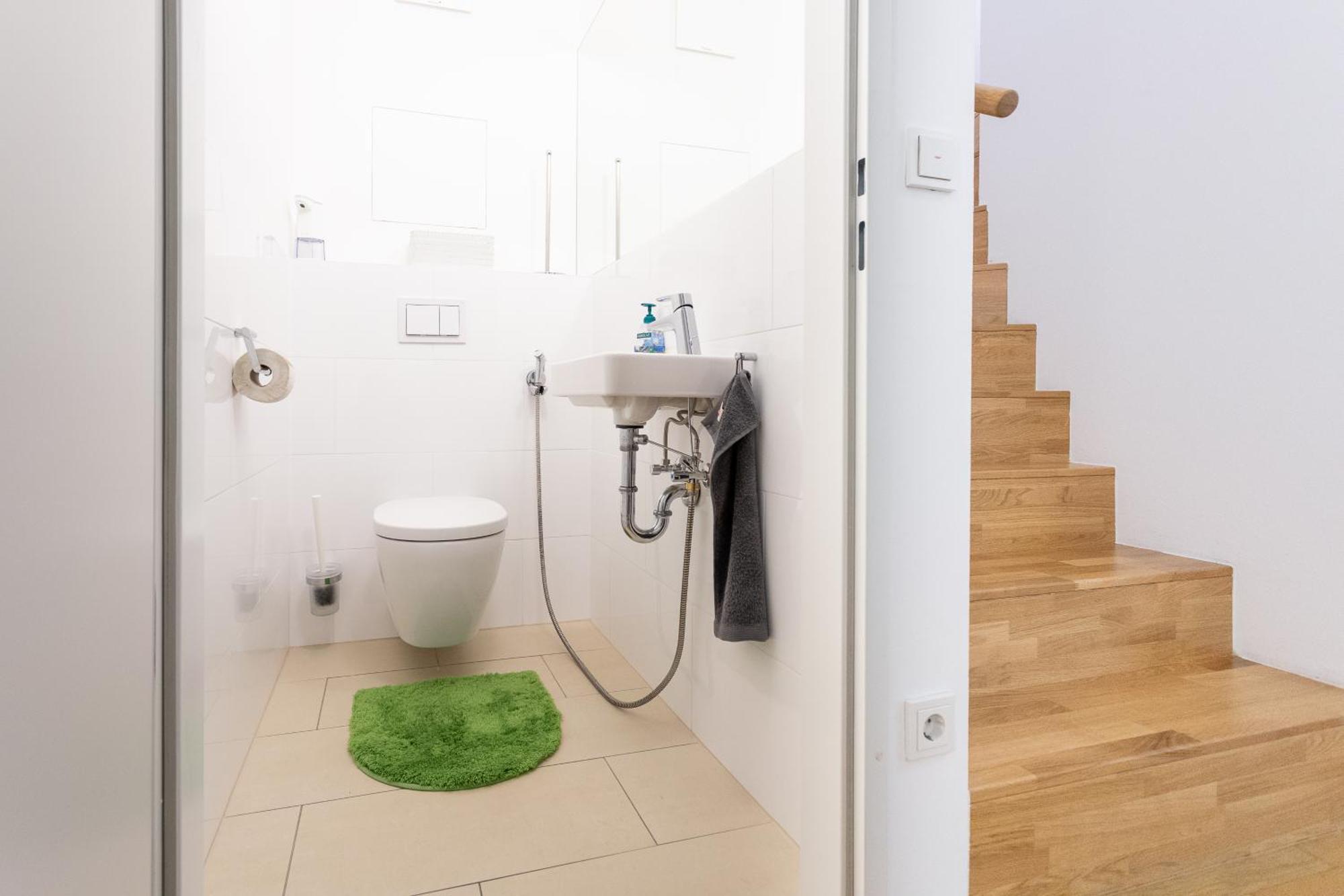 Private With Ac- Microwave, Personal Fridge & Metro Access - 7 Min To Center Homestay