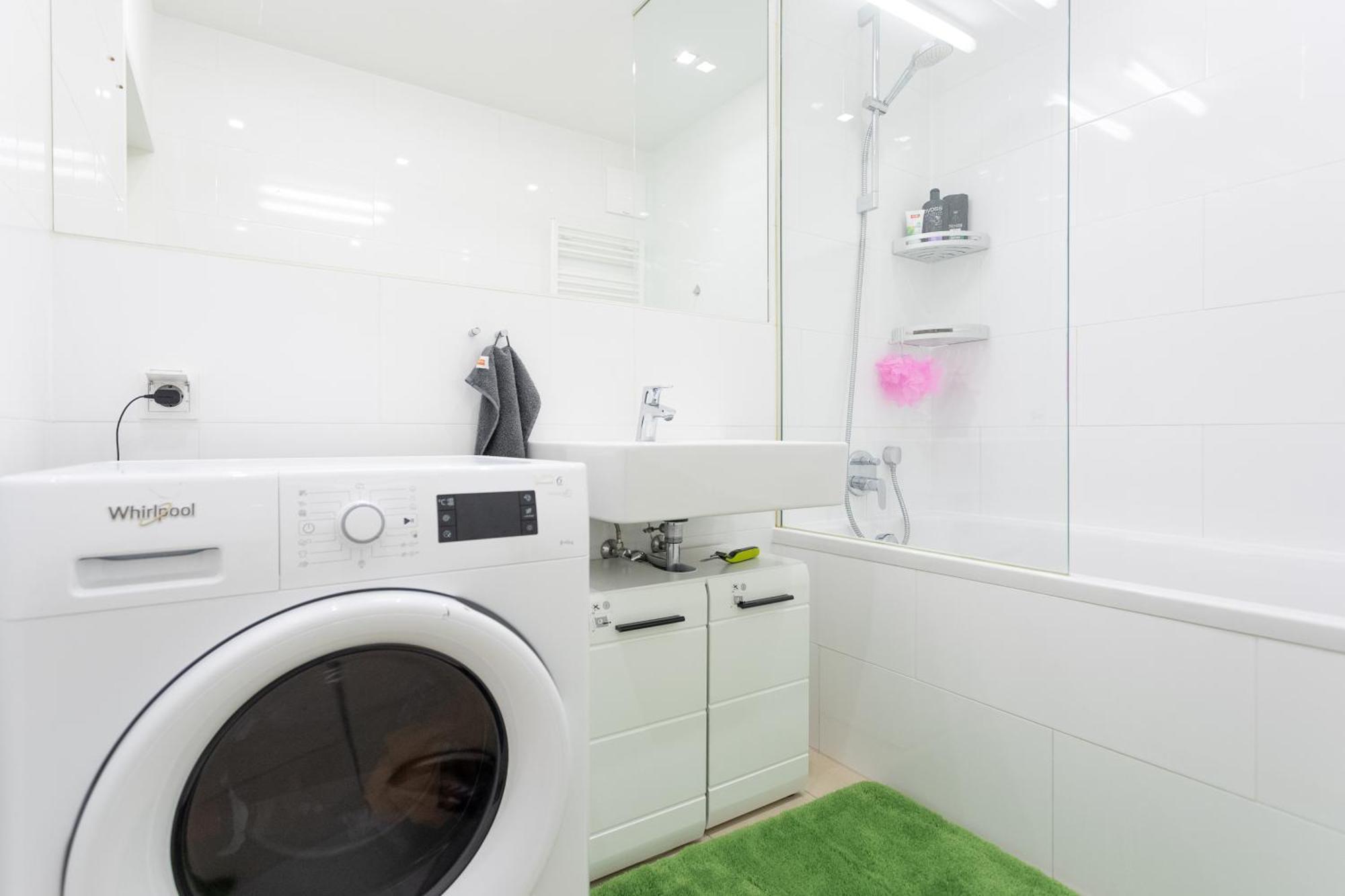 Homestay Private With Ac- Microwave, Personal Fridge & Metro Access - 7 Min To Center *