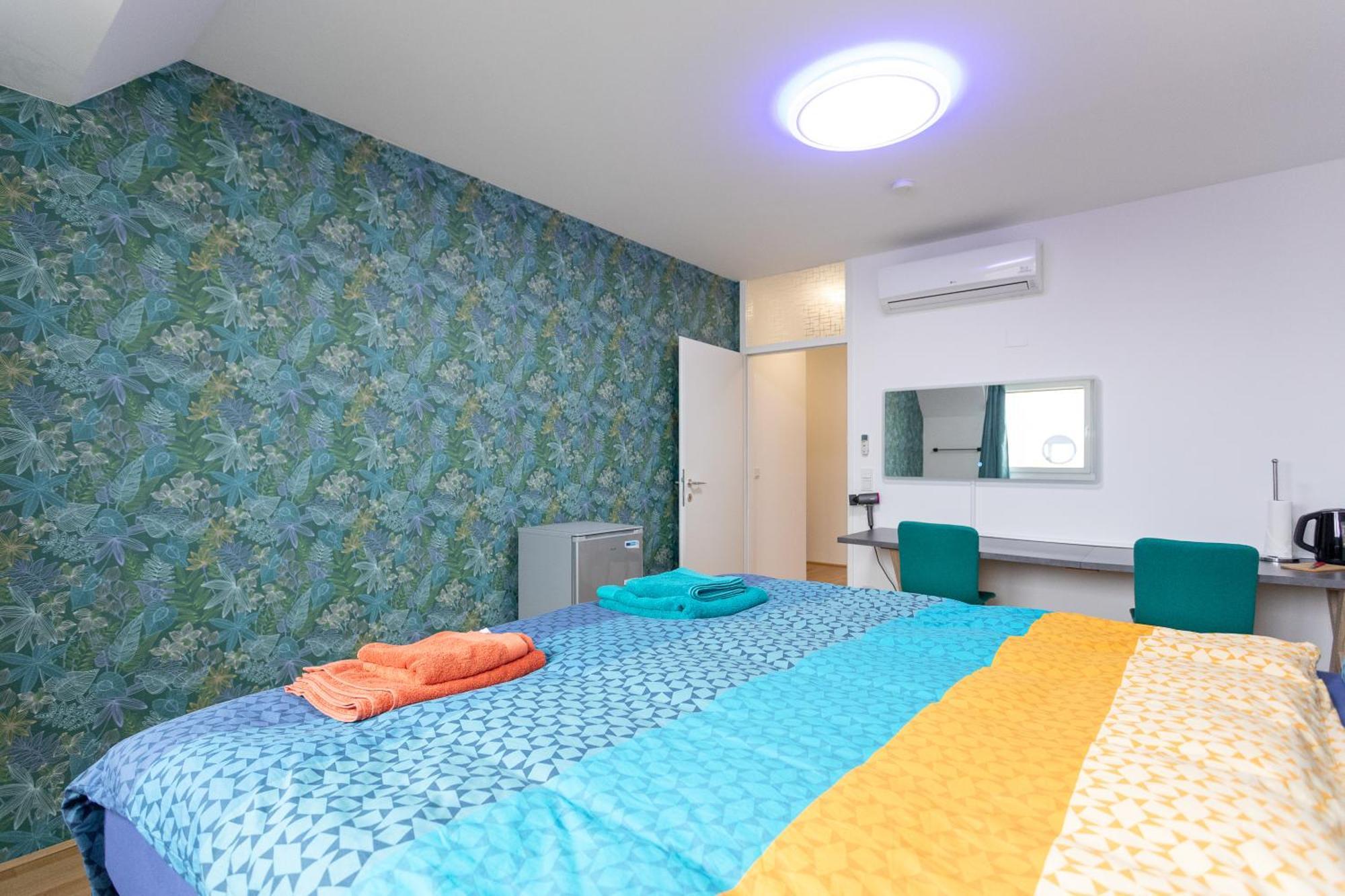 Private With Ac- Microwave, Personal Fridge & Metro Access - 7 Min To Center Homestay *