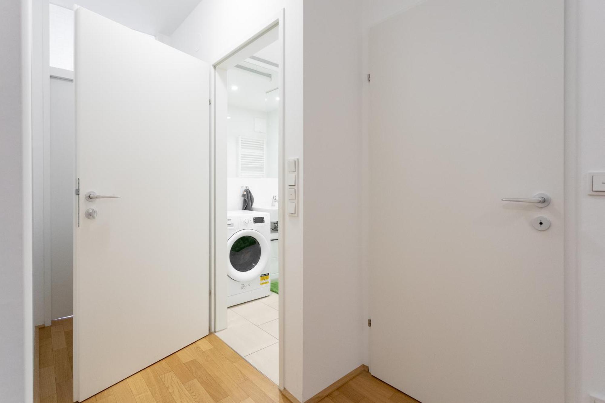 Private With Ac- Microwave, Personal Fridge & Metro Access - 7 Min To Center