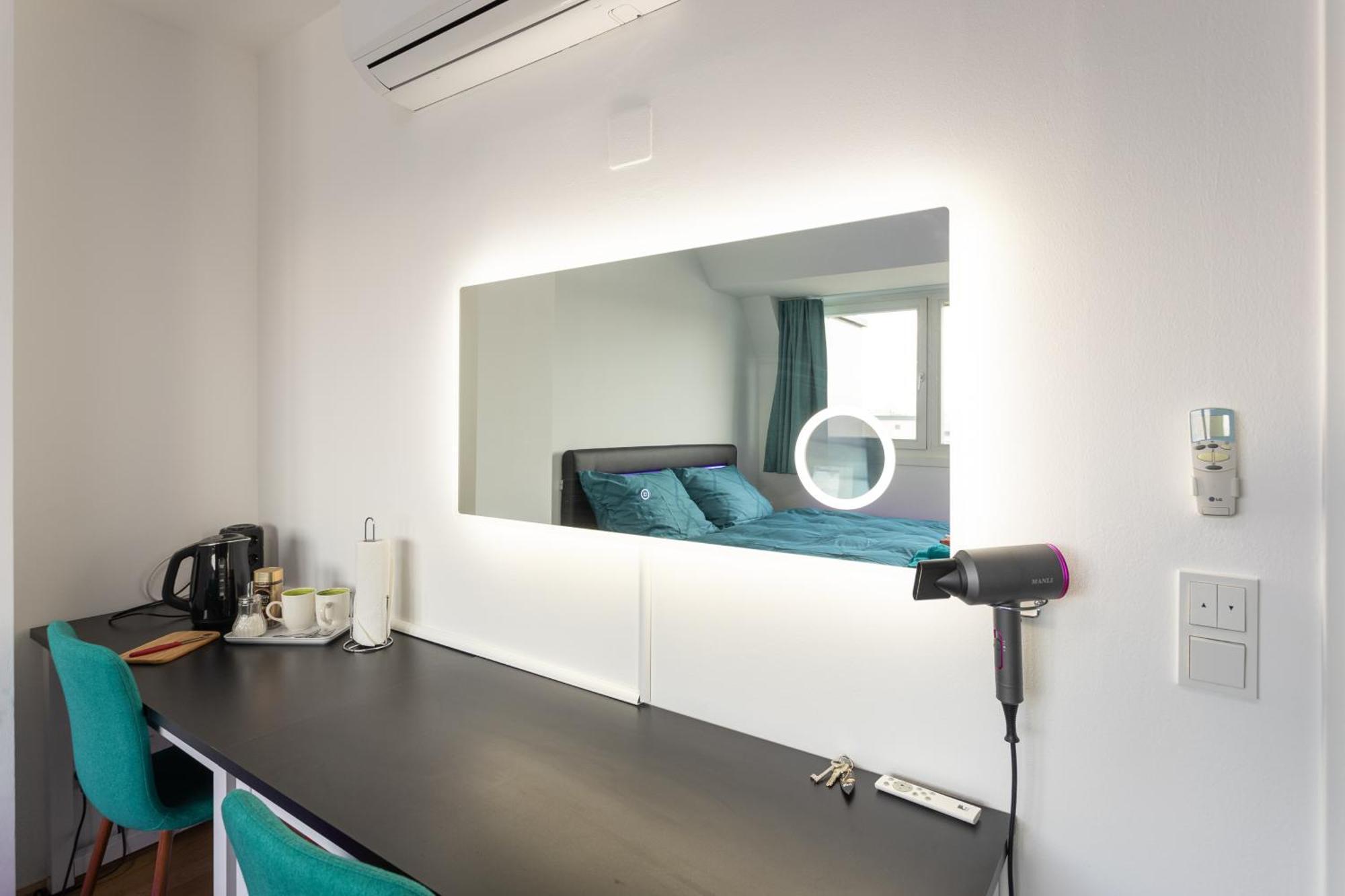 Private With Ac- Microwave, Personal Fridge & Metro Access - 7 Min To Center Homestay